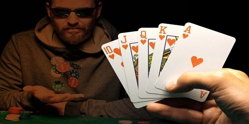 Theo dõi đối thủ cũng là một mẹo hay khi chia bài Poker